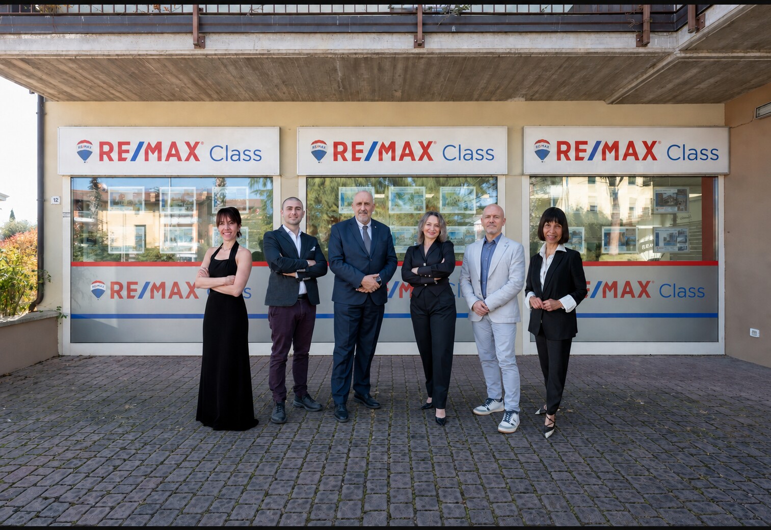 Il Team Migliorati davanti alla sede RE/MAX Class